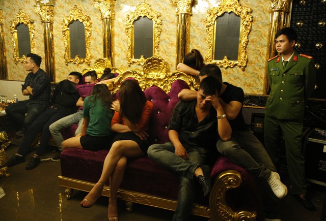 Đình chỉ Phó giám đốc ngân hàng bị bắt tại