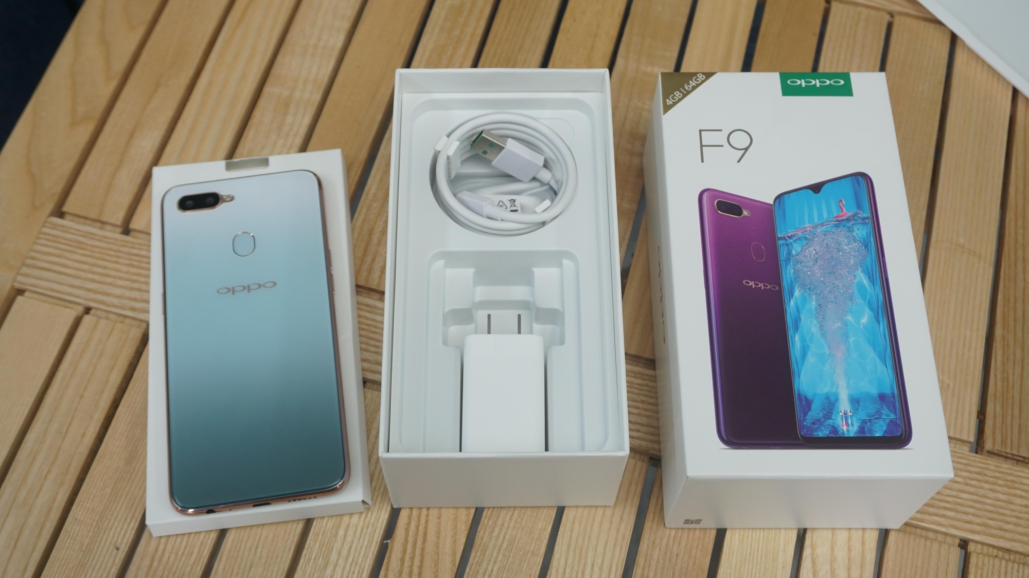 Mở hộp và trên tay nhanh Oppo F9 xanh Phỉ Thúy