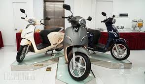 Người Việt quan tâm giá xe VinFast tại đại lý và cách sạc xe máy điện thông minh khi sử dụng hàng ngày