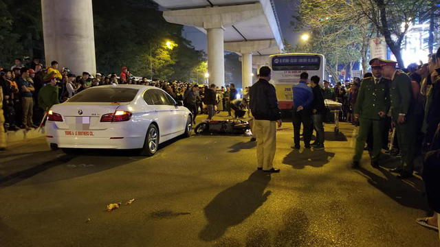 Va chạm với ôtô BMW, nữ sinh bị xe buýt cán tử vong