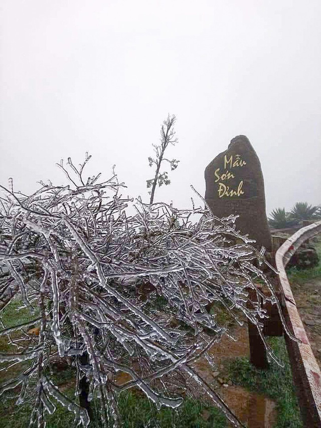 Du khách thích thú với băng tuyết phủ trắng đỉnh Mẫu Sơn