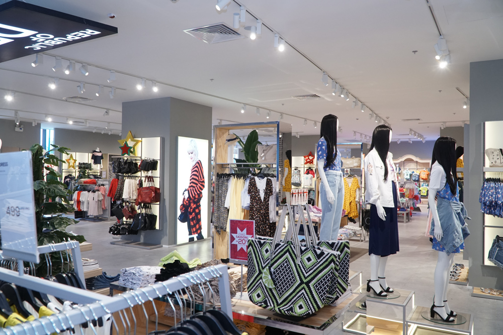 Hàng trăm bạn trẻ xếp hàng dài cả tiếng đồng hồ chờ mua OVS - “cơn sốt” thời trang đến từ nước Ý