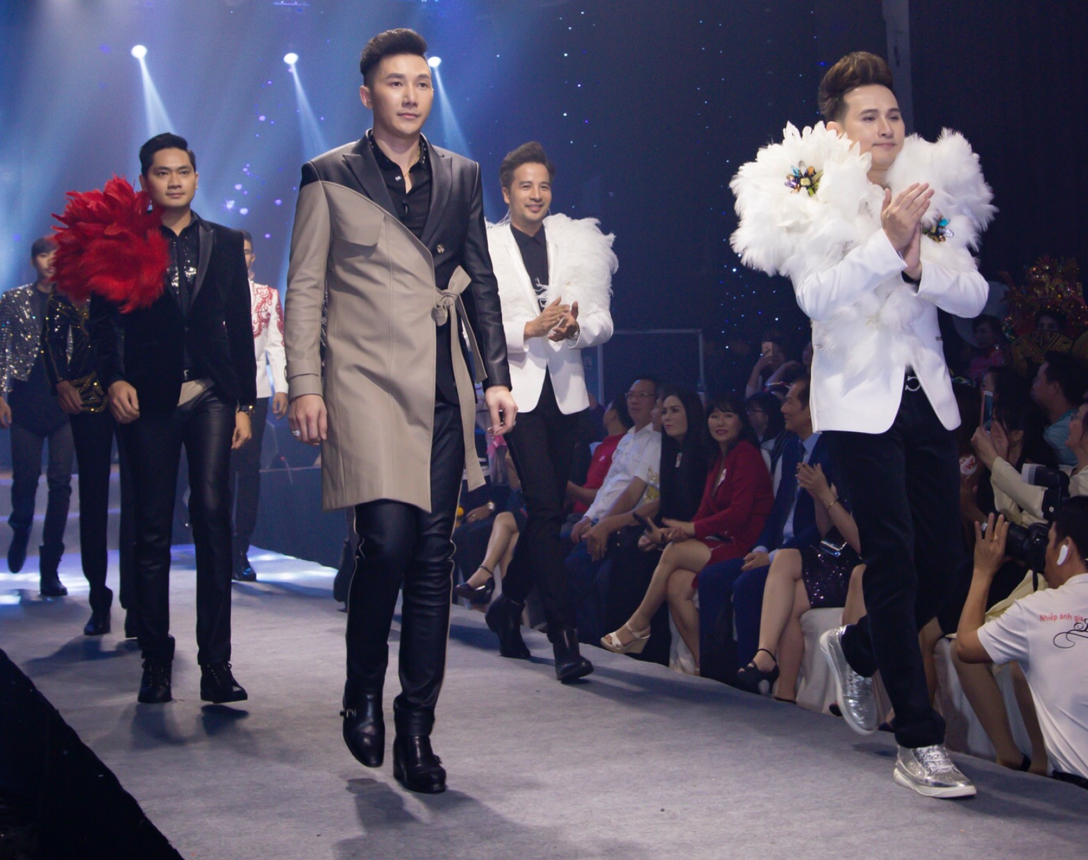 NAM PHONG ĐOẠT GIẢI “NGƯỜI MẪU ĐƯỢC YÊU THÍCH NHẤT 2018”