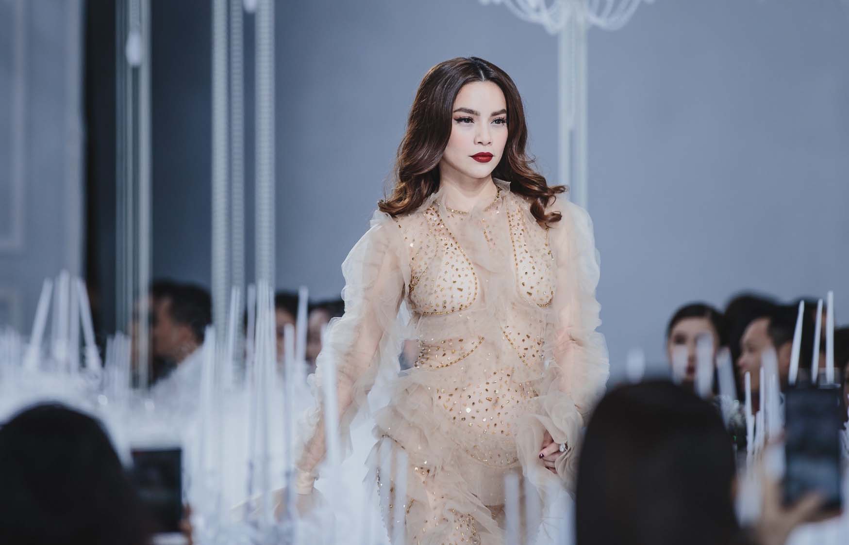 Hồ Ngọc Hà khoe vẻ gợi cảm nổi bật giữa dàn siêu mẫu trên sàn catwalk