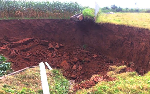 Hai hố sụt lún sâu hơn chục mét xuất hiện ở Ba Vì