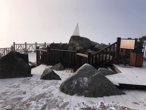 Đỉnh Fansipan âm 3 độ, băng giá xuất hiện