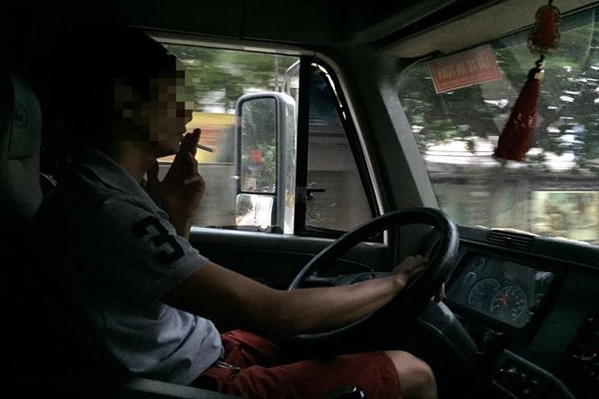 Ai đặt người nghiện vào sau tay lái?