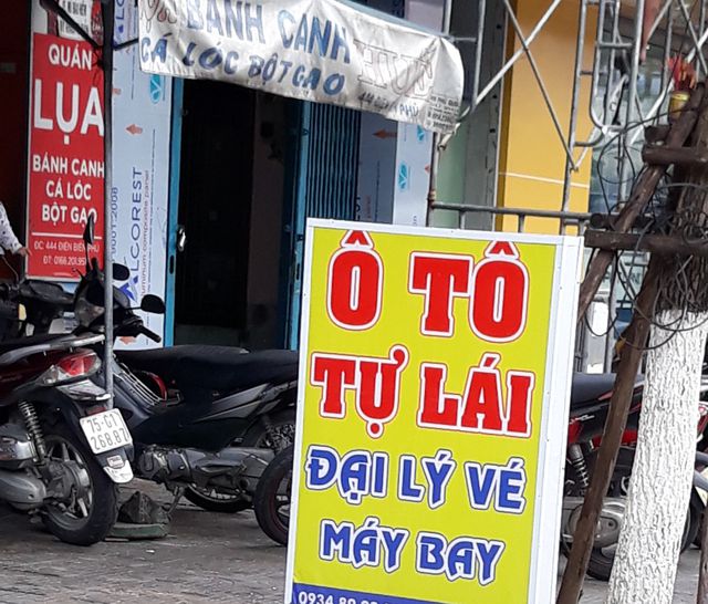 Thuê xe ô tô tự lái dịp Tết: Giá tăng cao vẫn hút khách