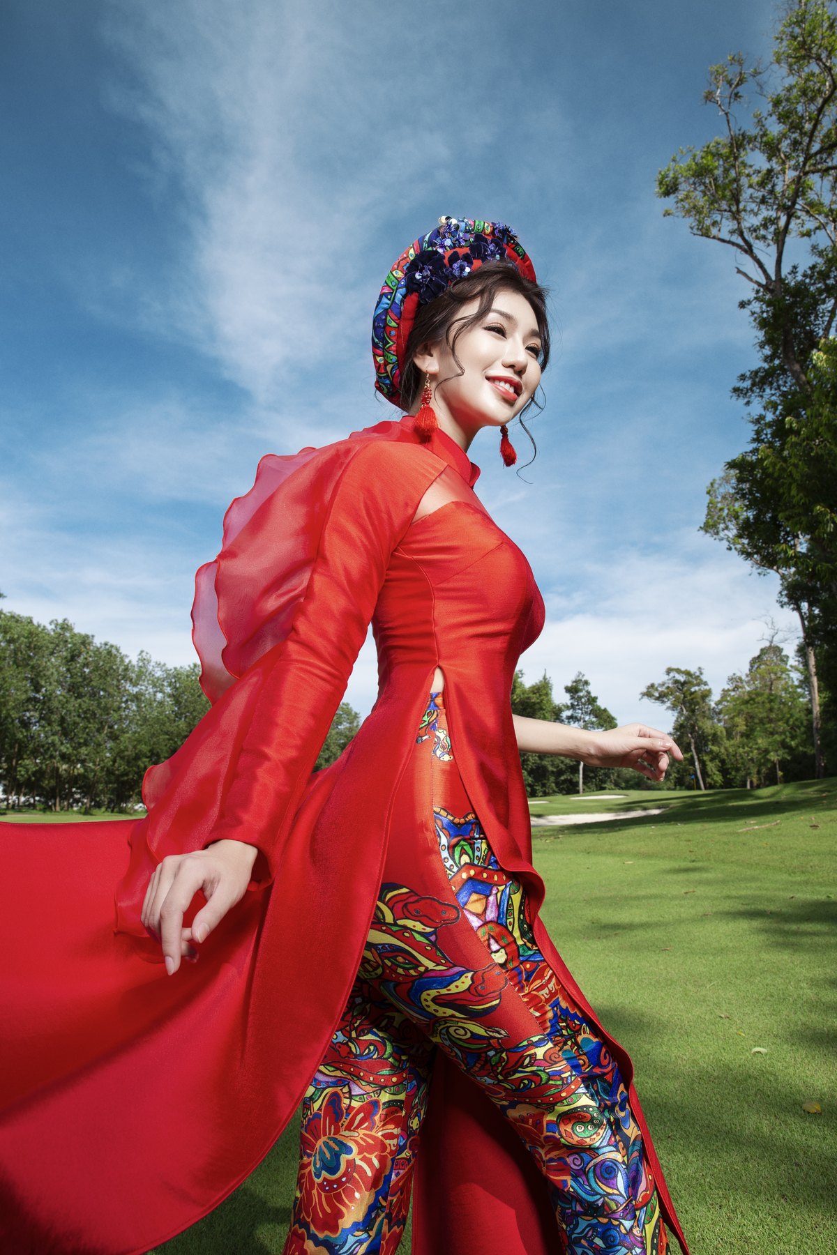MC Hải Anh duyên dáng với áo dài 