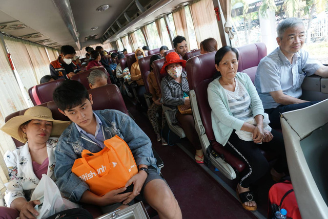 Ngày 26 Tết, khách đi tàu SE8 từ ga Sài Gòn sẽ phải 'lên tàu 2 lần'