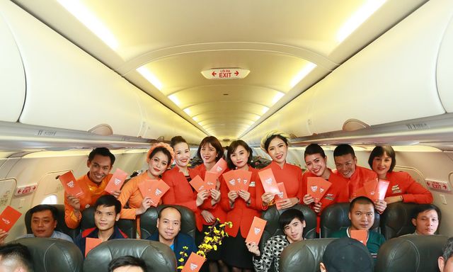 Khách nước ngoài bất ngờ vì được tiền lì xì từ hãng hàng không  Jetstar Pacific