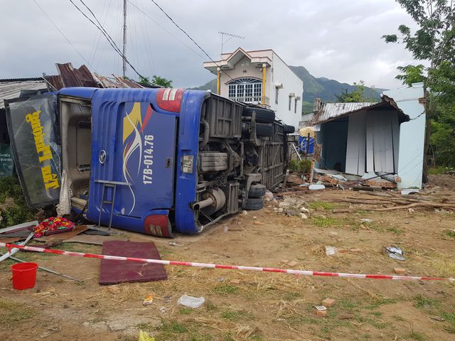 Xe khách chở hơn 30 người đâm nhà dân, lật nhào sau tiếng nổ lớn