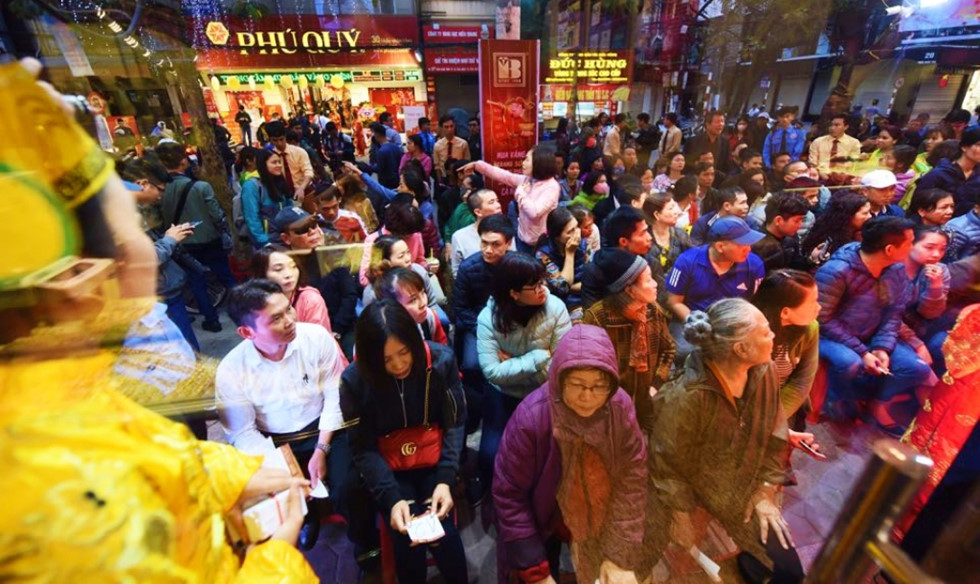 Xếp hàng từ 1 giờ sáng mua vàng ngày vía Thần tài