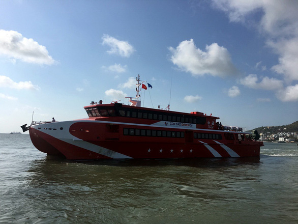 Khắc phục xong sự cố, Côn Đảo Express 36 đưa khách ra Côn Đảo