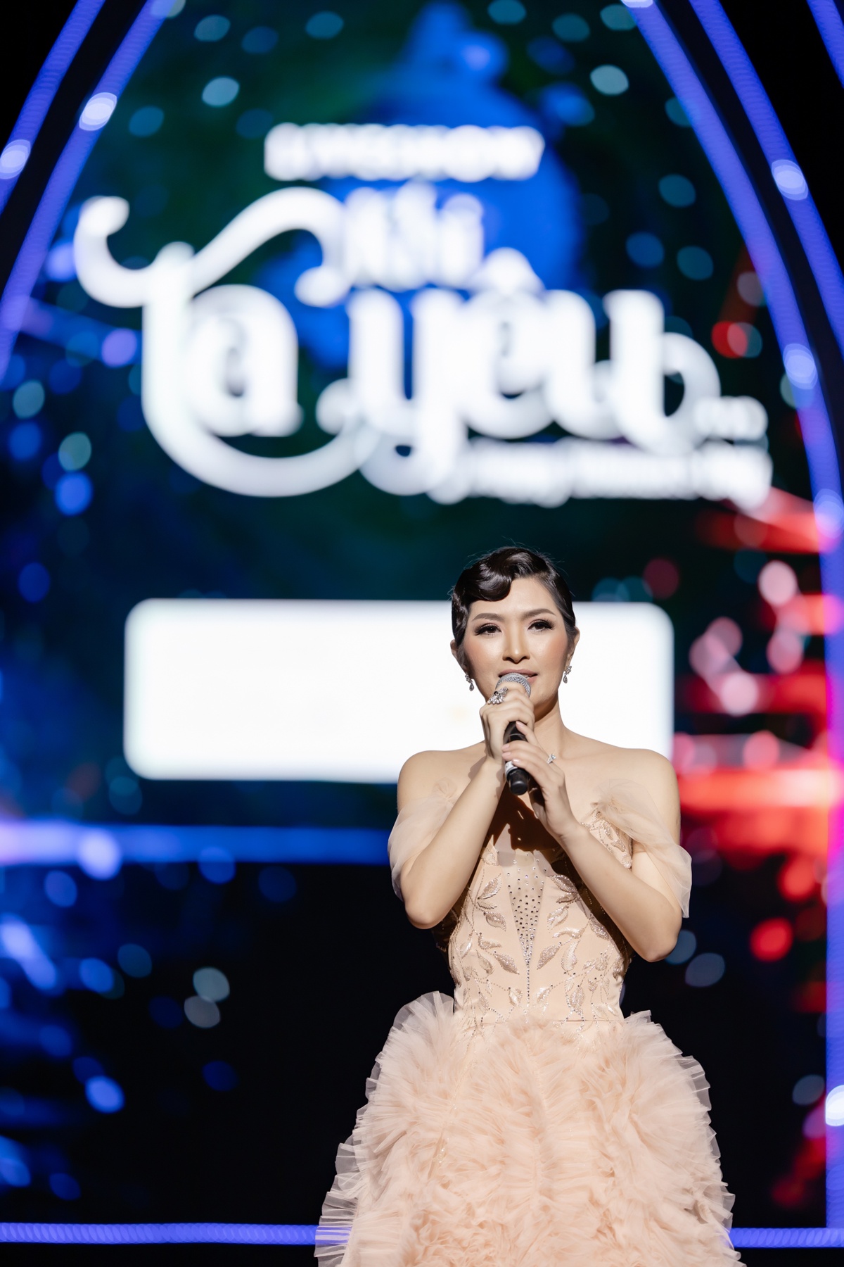 Nguyễn Hồng Nhung kiêu sa trên sân khấu sau 14 năm trở lại quê nhà