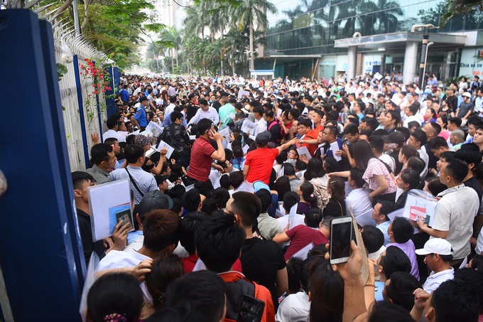 Nghìn người xếp hàng từ 3h sáng xin visa Hàn Quốc