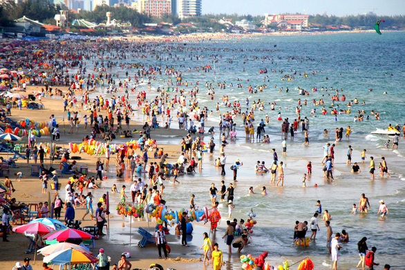 Dân Sài Gòn trốn nóng, ken đặc biển Vũng Tàu