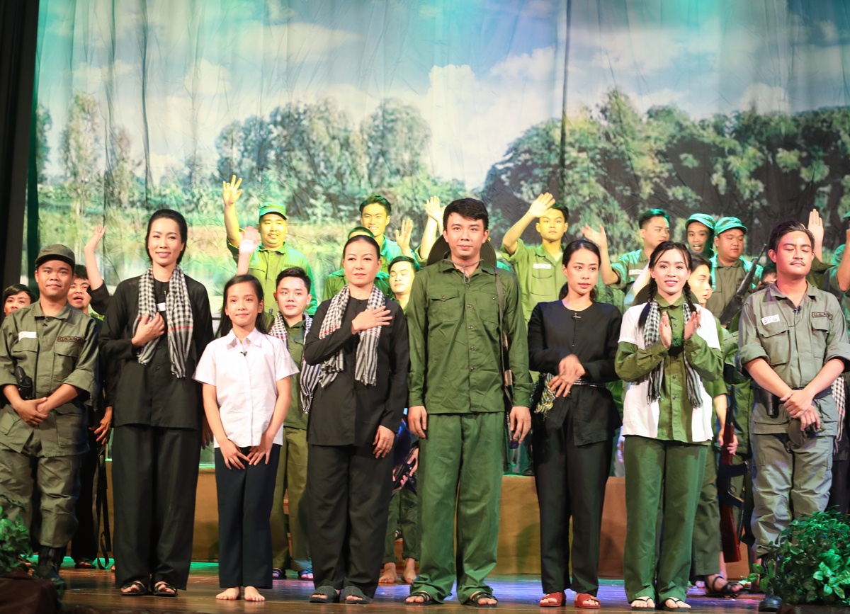 Vở Rặng Trâm Bầu tái công diễn phục vụ khán giả sau một năm ra mắt