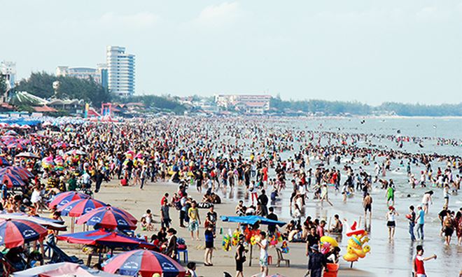 Biển Vũng Tàu đông nghịt dịp lễ 30/4, hàng chục trẻ lạc cha mẹ