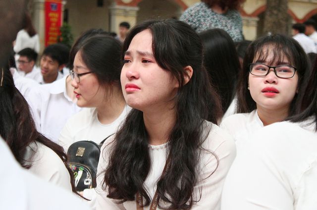 Giọt nước mắt học trò tuôn rơi ngày chia xa mái trường dấu yêu...