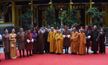 Huấn luyện viên Ryan Giggs ấn tượng trước bức tranh “Vỏ tương lai”