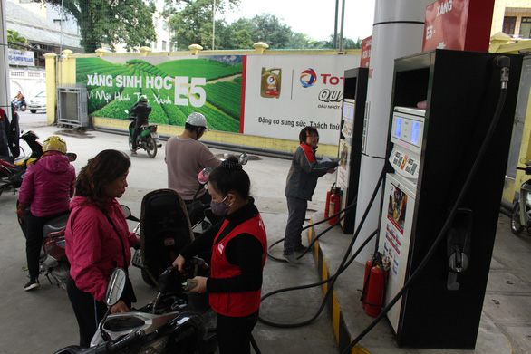 Từ 15h chiều nay: Giá xăng dầu giảm nhỏ giọt 200-300 đồng/lít