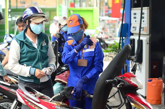 Hôm nay giá xăng tiếp tục giảm gần 1.000 đồng/lít