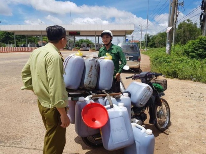 Chặn đứng hàng trăm lít dầu ăn bẩn đang trên đường đi tiêu thụ