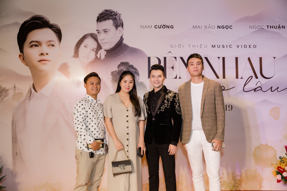 Lê Phương vẫn “vác” bụng bầu 7 tháng chúc mừng Nam Cường ra mắt sản phẩm mới