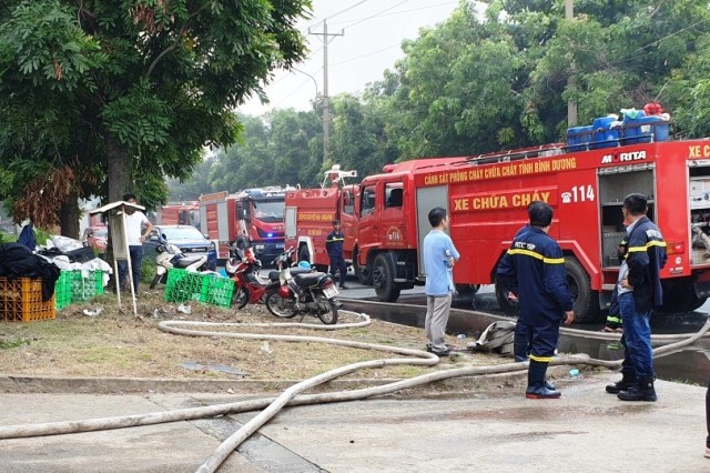 Cháy nhà xưởng rộng hàng trăm m2 tại KCN Sóng Thần 2