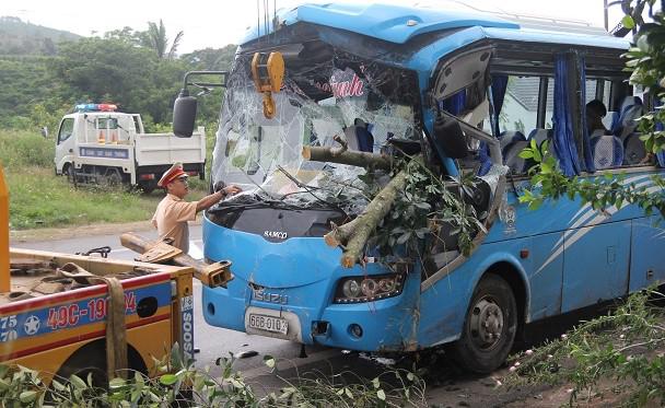 Xe chở 26 người lên Đà Lạt du lịch lật nhào