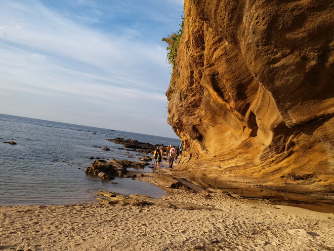 Thu phí tham quan đảo tiền tiêu Lý Sơn: Có nên thu ngay bây giờ?