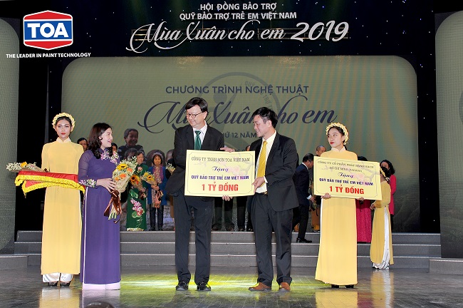 ĐẠI DIÊN CÔNG TY TNHH SƠN TOA VIÊT NAM THAM DỰ CHƯƠNG TRÌNH MÙA XUÂN CHO EM