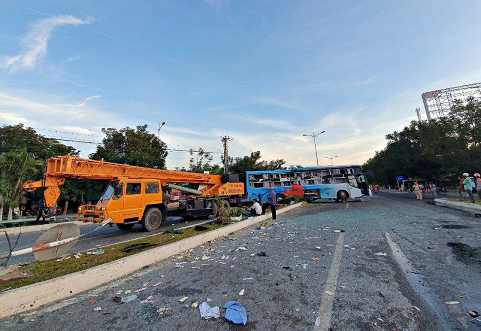 Hai xe khách tông nhau kinh hoàng ở Khánh Hòa, 40 người nhập viện, 1 người chết