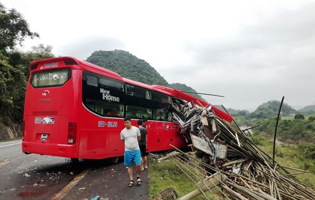 Tạm giữ tài xế xe khách tông xe tải khiến 2 người chết, 14 người bị thương