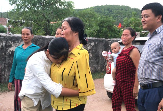 Lãnh đạo trường ĐH Khoa học Xã hội và Nhân văn về tận nhà đón nữ sinh nghèo xứ Nghệ nhập học