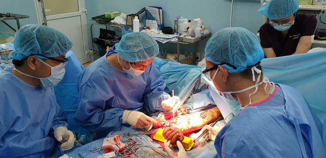 0 Côn đồ chém rớt cánh tay người bán nước ở trung tâm TP.HCM