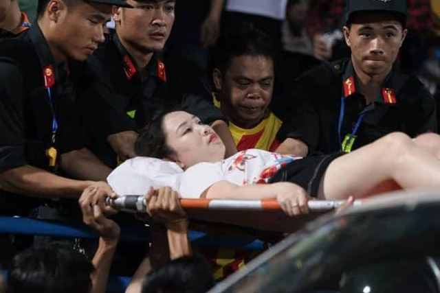 Khởi tố vụ bắn pháo sáng trên sân Hàng Đẫy khiến nữ CĐV trọng thương