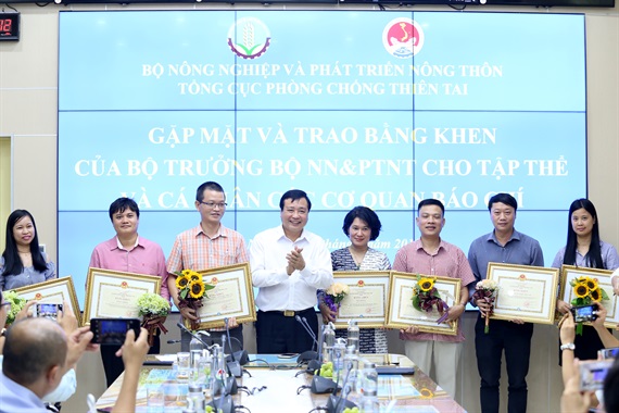 Trao Bằng khen của Bộ trưởng Bộ NN-PTNT cho tập thể và cá nhân các cơ quan báo chí