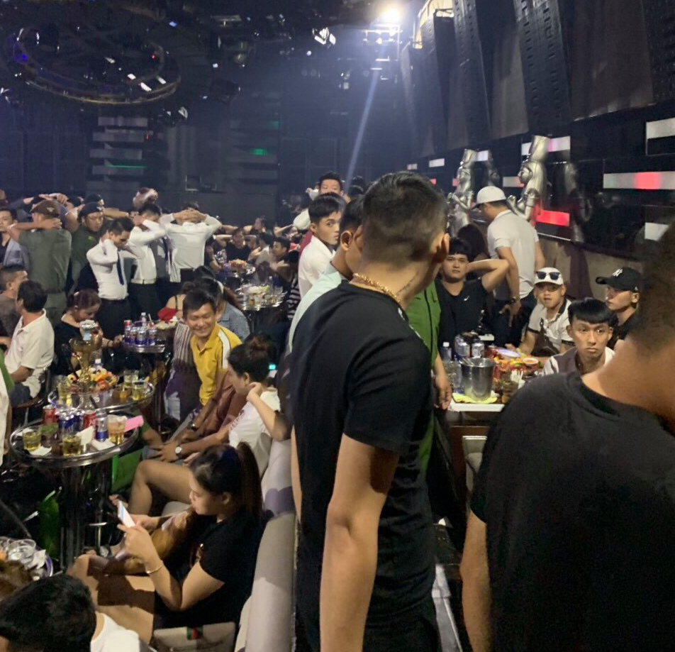 Đột kích bar Phượng Lâm, hàng trăm dân chơi vứt ma túy chạy tán loạn