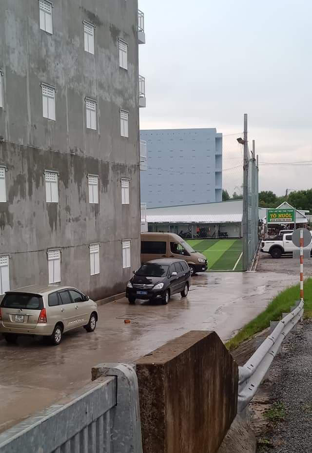 Xe công đi ăn tiệc khai trương nhà nuôi chim yến của cán bộ tỉnh