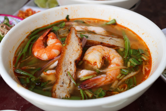 Lạ kỳ quán bún Thái bán một tiếng là hết sạch, người Sài Gòn vui vẻ... chờ