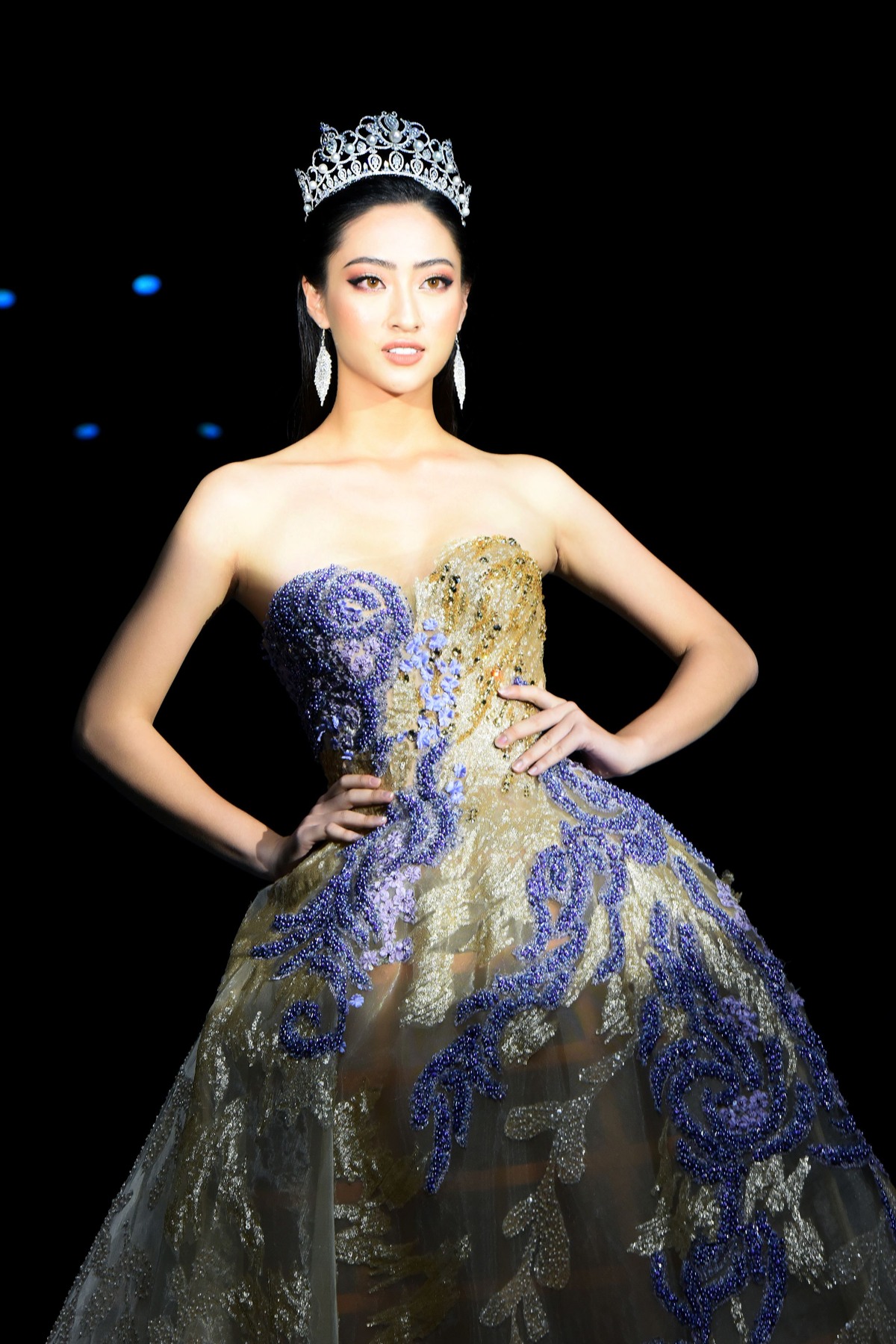 Lương Thuỳ Linh catwalk đỉnh cao, Hoàng Thuỳ mở màn show Hoàng Hải quá đẹp