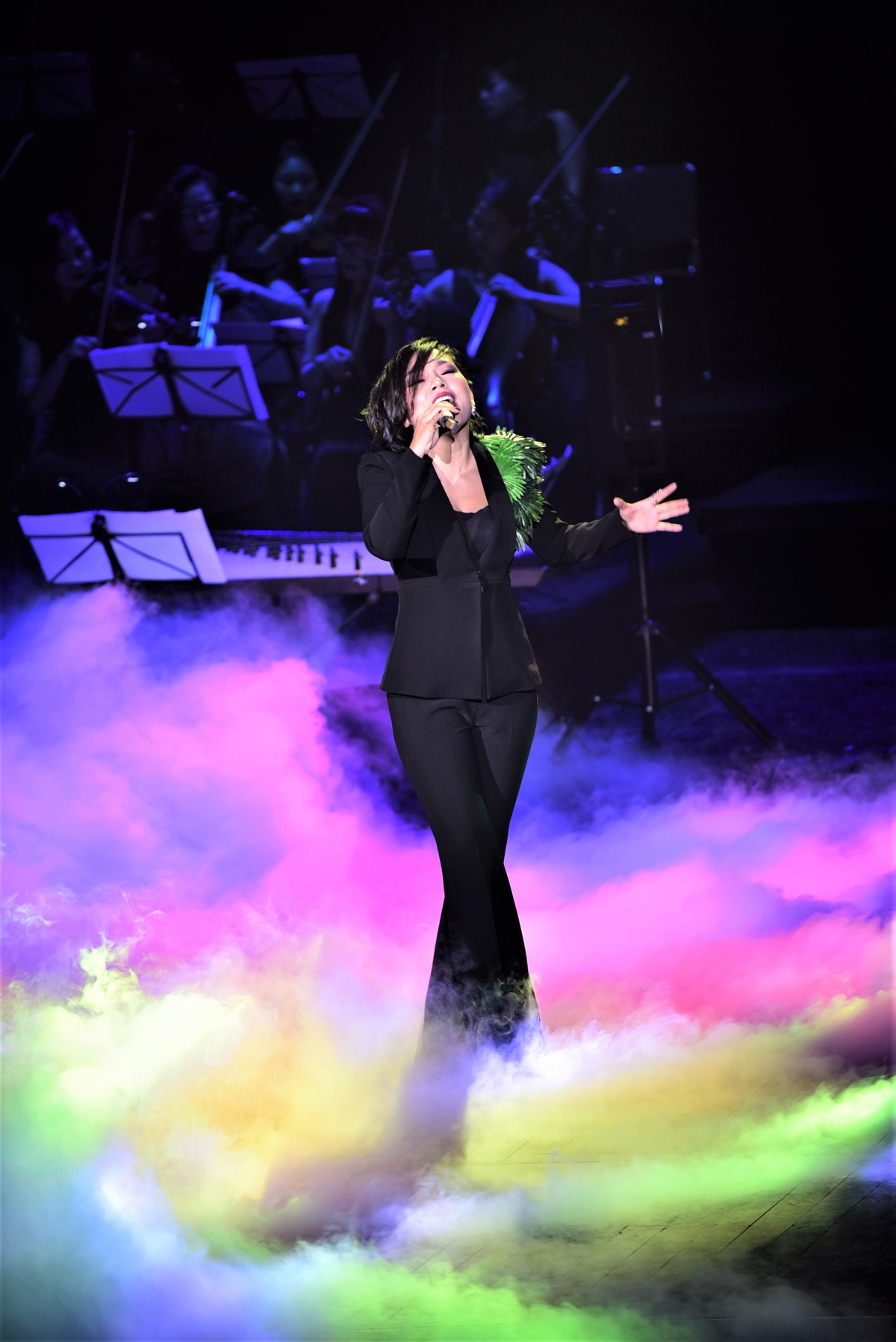 Thái Thùy Linh bùng nổ trong live show Tiền Duyên