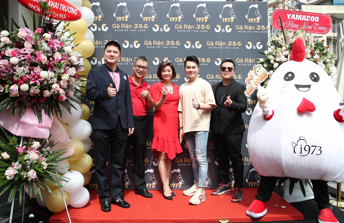 Hot boy Thái Lan mời sao Việt cùng ăn gà rán