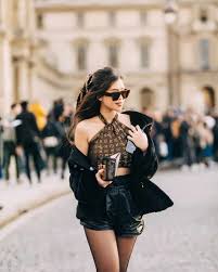 Có cả tủ đồ đen, Tiên Nguyễn vẫn chứng tỏ đẳng cấp con “vua” hàng hiệu