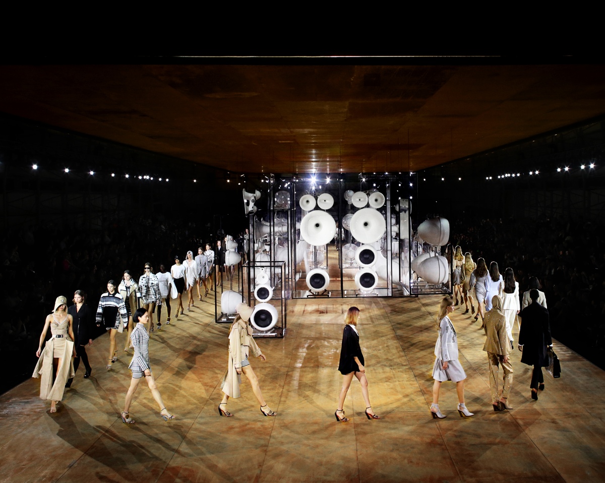 Burberry Xuân Hè 2020: Sự vươn mình của một vương quốc