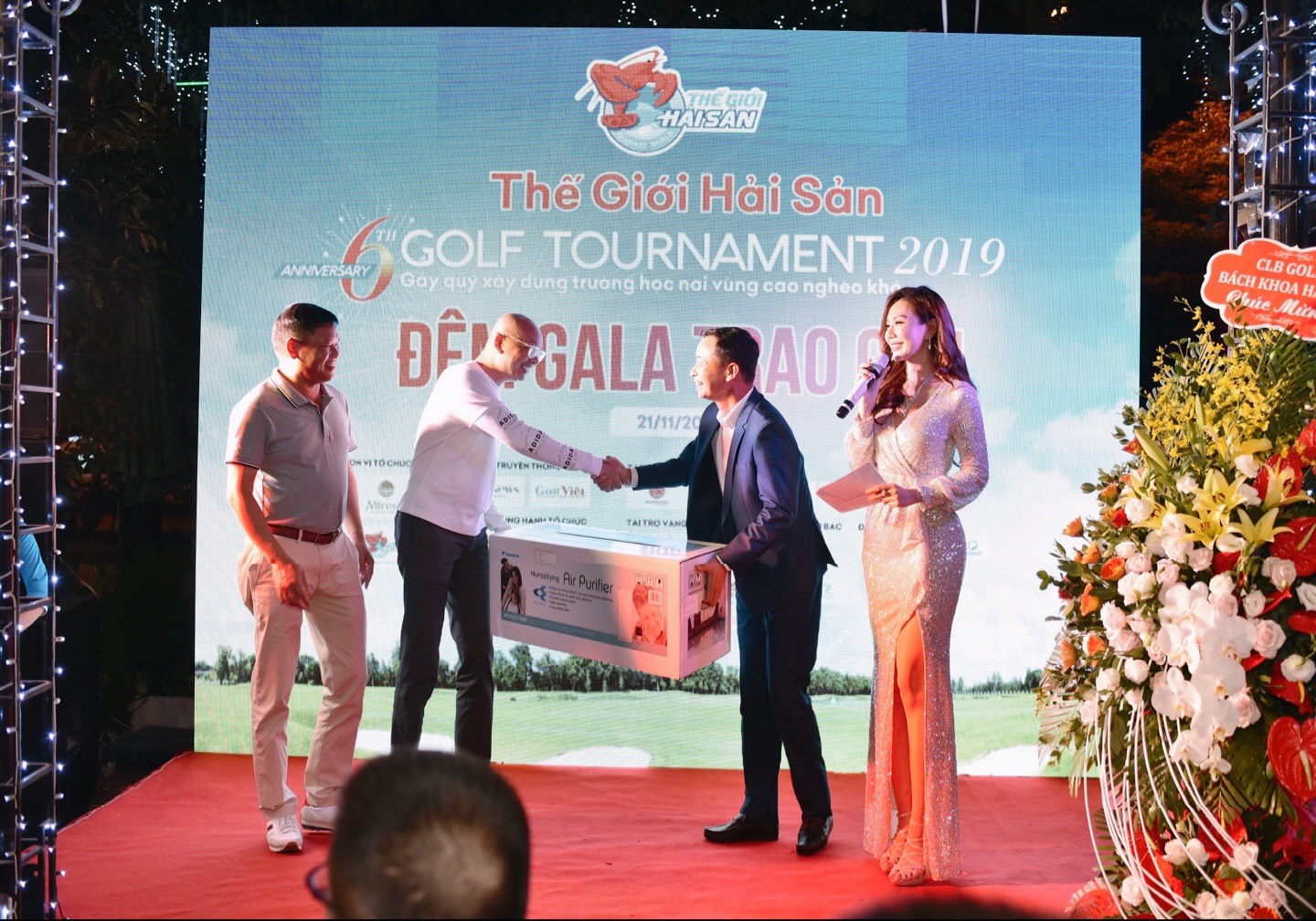 MC Hải Anh cùng các golfer thực hiện nghĩa cử cao đẹp trong giải Golf kỉ niệm 6 năm ra đời của Thế giới Hải sản