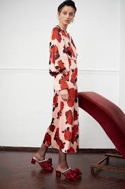 Thời trang Mother Of Pearl theo xu hướng giảm carbon và chất thải nhựa