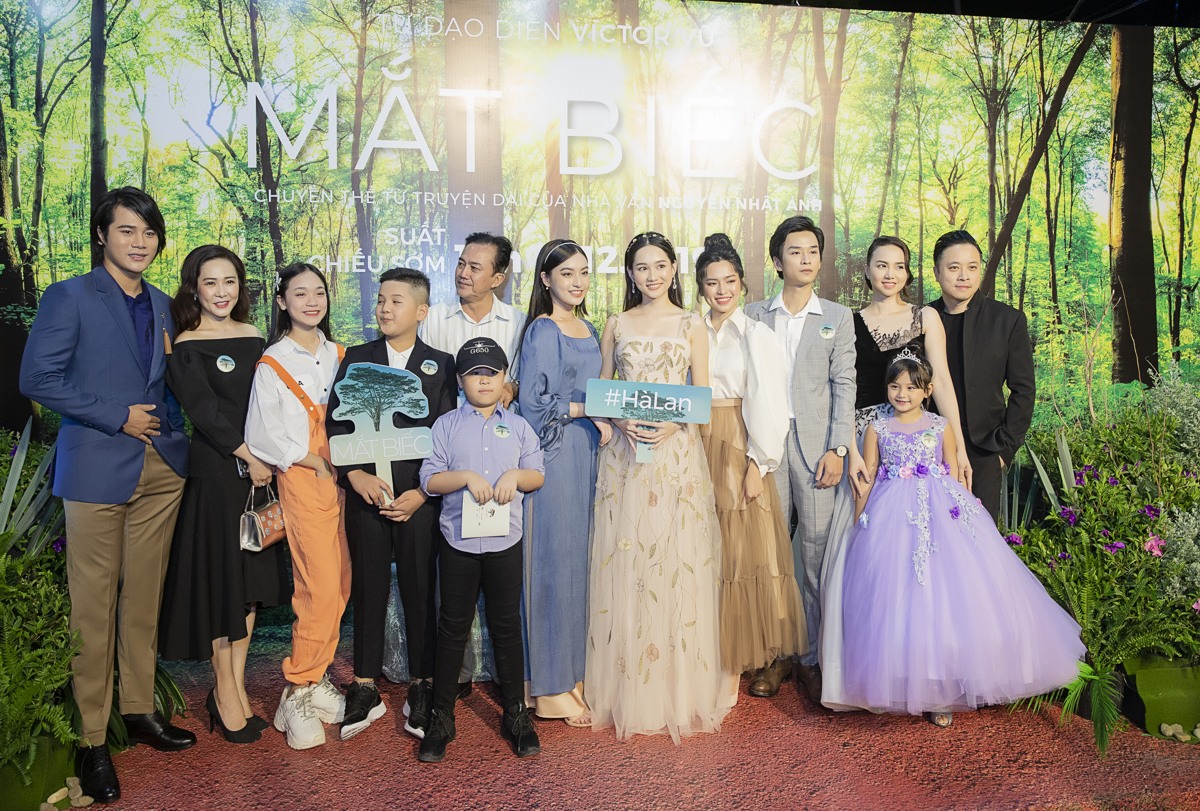 Đinh Ngọc Diệp diện váy Hoàng Hải lần đầu bế con ra mắt phim Mắt Biếc